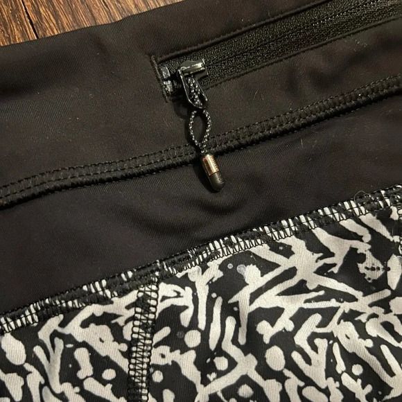 Lululemon Pace Pusher Crop blk/white xs EUC - Picture 7 of 7